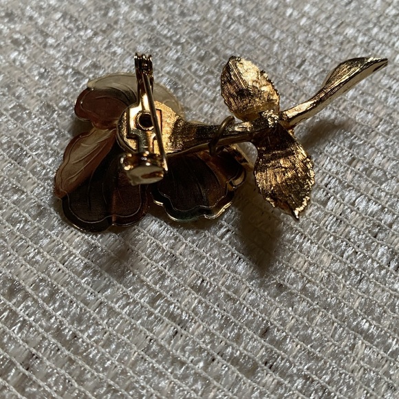 Elegant Gold Flower Brooch with Green Accent - Picture 3 of 8